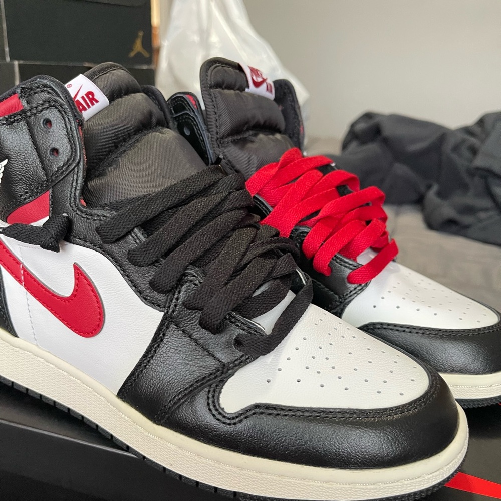 {SOLD}Nike Air Jordan 1 Retro
High OG Shoes in Black/ White/Gym Red